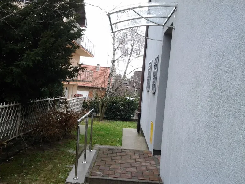 nadstrešnica na ulazu