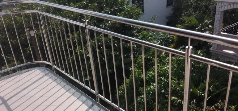 Balkonska inox ograda Anya na obiteljskoj kući