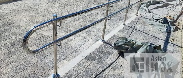 Inox rukohvat na rampi - spojeni krajevi